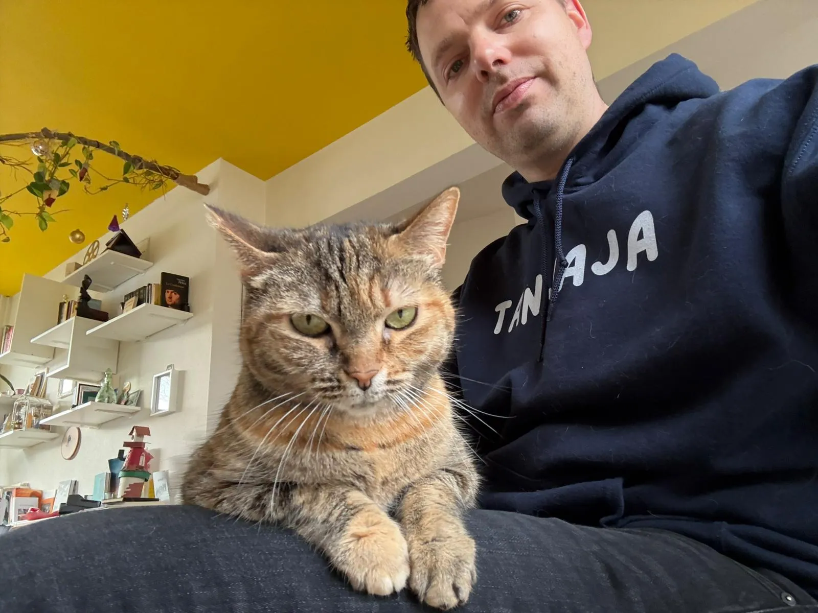 Christian, samen met een van zijn eigen katten